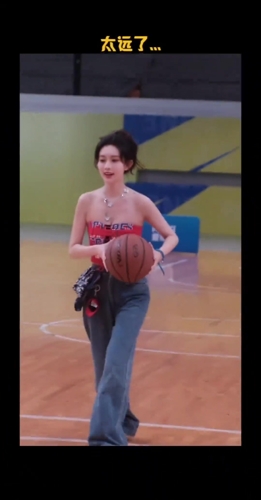 笑不活了😂 篮球之神降临，孟姐花式投篮！